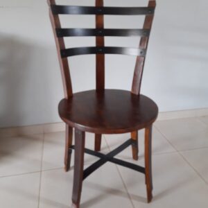 Silla con asiento redondo y zuncho